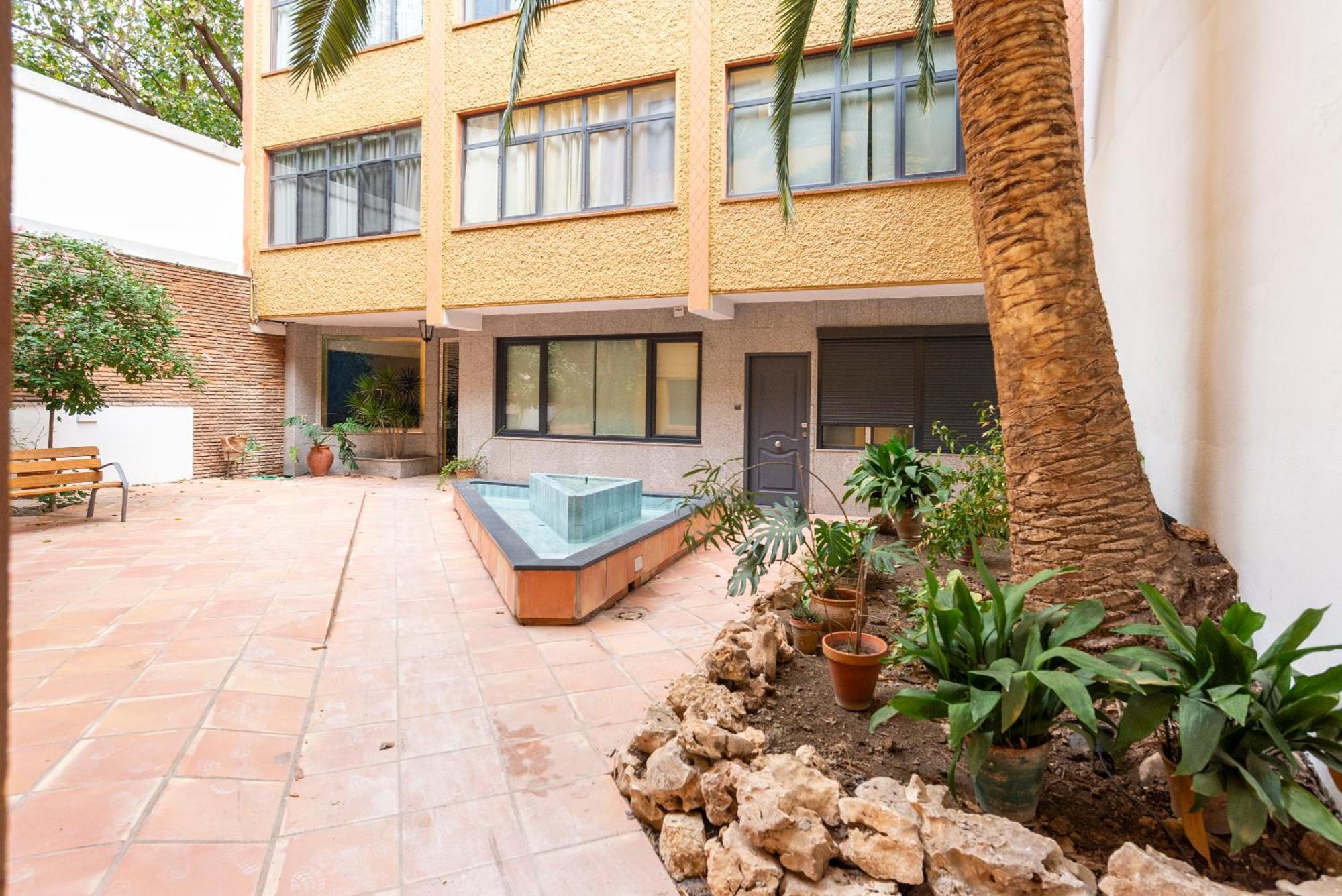 Andres Perez & Quiet Courtyard By Ele Apartments Малага Екстериор снимка